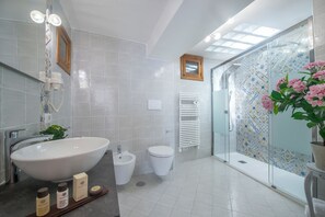 Jetted tub, hair dryer, bidet, towels