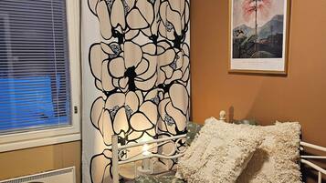 4 habitaciones, tabla de planchar con plancha, wifi y ropa de cama