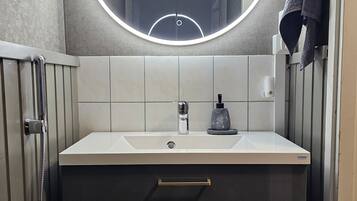 Ducha, secador de pelo, toallas, jabón