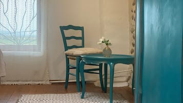 Een bureau, een laptopwerkplek, gratis wifi