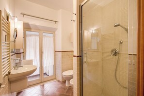 Shower, hair dryer, bidet, towels