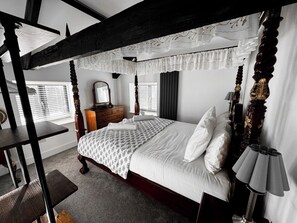 6 slaapkamers, een strijkplank/strijkijzer, wifi, beddengoed