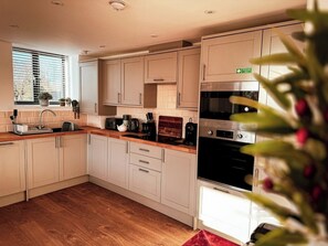 Jääkaappi, mikroaaltouuni, uuni, astianpesukone