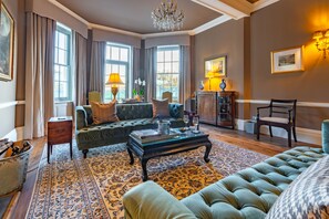 テレビ、暖炉、テーブルサッカー台