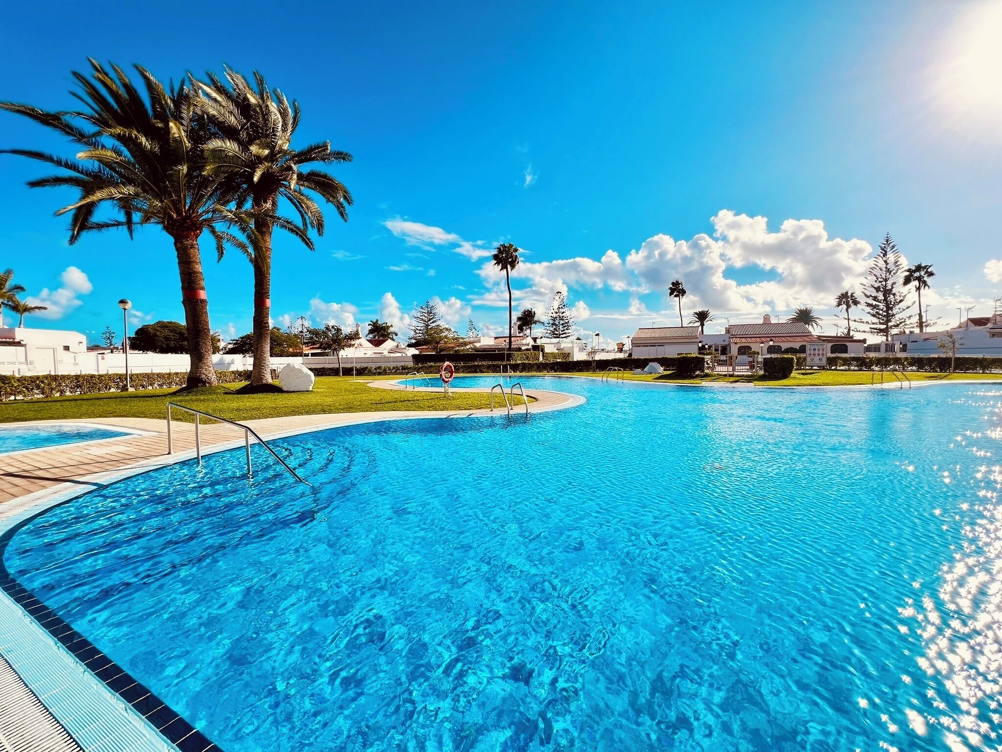 Una piscina al aire libre