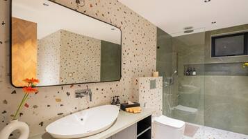 Apartment, 1 Queen Bed, Accessible Bathtub, Kitchenette | Bathroom | Free toiletries, hair dryer, slippers, towels