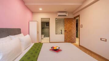 Apartment, 1 Queen Bed, Accessible Bathtub, Kitchenette | 1 bedroom, blackout curtains, iron/ironing board, free WiFi