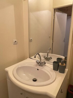 Een douche, een haardroger, handdoeken, zeep