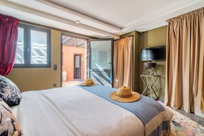 Habitación Deluxe doble | Ropa de cama de alta calidad, caja fuerte, decoración individual