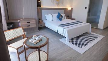Superior King Room | In-room safe, desk, laptop workspace, blackout drapes