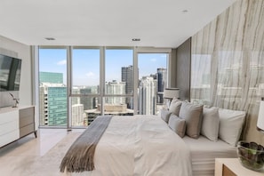 6 bedrooms, desk, iron/ironing board, travel crib