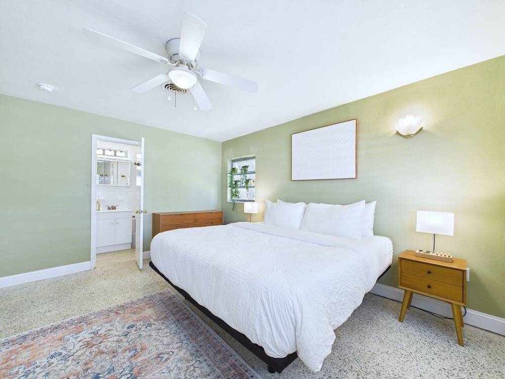 3 Bedroom / 2 Bath Beachside House with Hot Tub! - Indian Harbour Beach