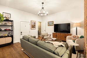 TV - Walk to ALL | Washington Park | Gorgeous 2BR Condo (Cincinnati)