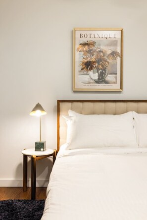 1 dormitorio, escritorio, tabla de planchar con plancha y wifi