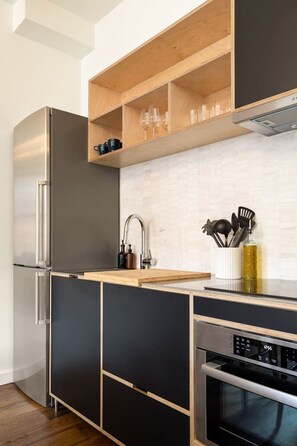 冷蔵庫、電子レンジ、オーブン、コンロ