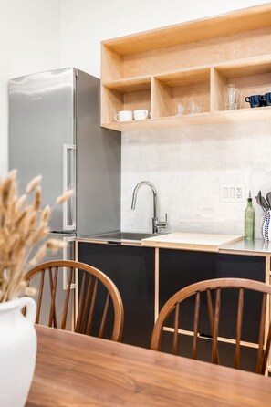 Køleskab, mikrobølgeovn, ovn, kogeplade