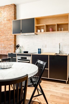 Réfrigérateur, micro-ondes, four, plaque de cuisson