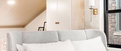 2 bedrooms, desk, iron/ironing board, WiFi