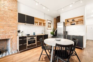 Réfrigérateur, four à micro-ondes, un four, surface de cuisson