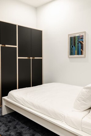 2 bedrooms, desk, iron/ironing board, WiFi