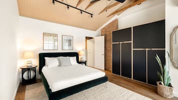 2 bedrooms, desk, iron/ironing board, WiFi