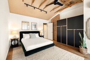 2 bedrooms, desk, iron/ironing board, WiFi