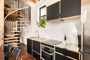 Køleskab, mikrobølgeovn, ovn, kogeplade