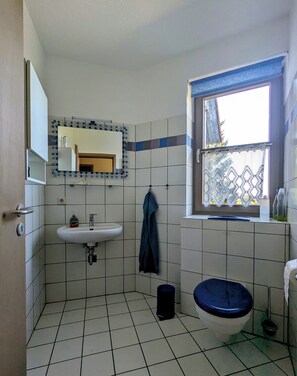 Dusj, hårføner, håndklær og såpe