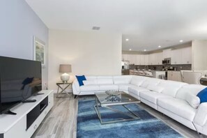 Living area - Spacious 6-bedroom 5 bathroom Luxury villa with POOL & SPA in Champions Gate (Four Corners)