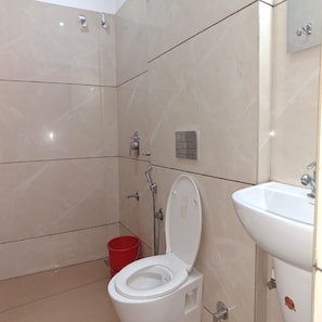 Habitación doble Deluxe, vista a la ciudad | Baño | Tina, amenidades de baño gratuitas, toallas, jabón 