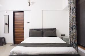 Desk, laptop workspace, free WiFi - Hotel Lotus Guest House (Pune)