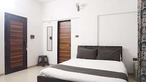 办公桌、笔记本电脑工作区、免费 WiFi