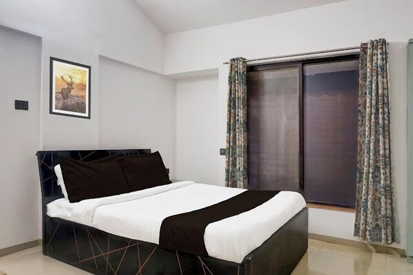 开间套房, 阳台, 花园景观 | 办公桌、笔记本电脑工作区、免费 WiFi