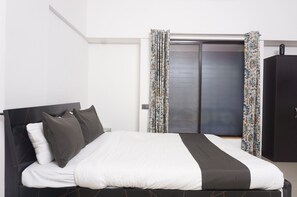 Desk, laptop workspace, free WiFi - Hotel Lotus Guest House (Pune)