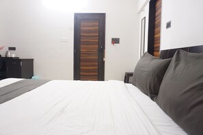 办公桌、笔记本电脑工作区、免费 WiFi