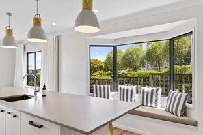 Interior - Spectacular Views - Walk to Lake (Taupo)