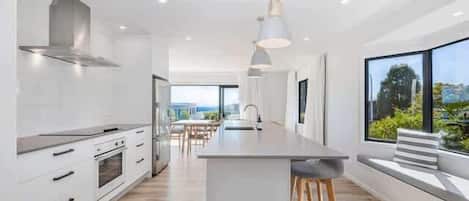 Geladeira, micro-ondas, fogão, cooktop