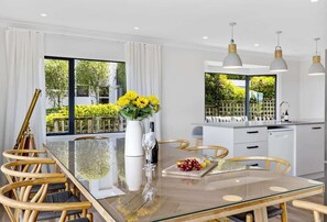 Dining - Spectacular Views - Walk to Lake (Taupo)