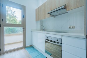 Refrigerador, horno, parrilla de estufa y cafetera y tetera 