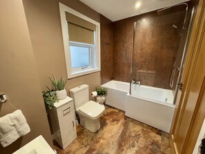 Hair dryer, towels, soap, toilet paper - Cochrane House (Stirling)