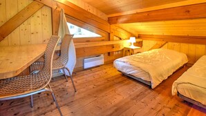 2 bedrooms, WiFi - Charming chalet with terrace at Pleney base, near center, parking (Morzine)
