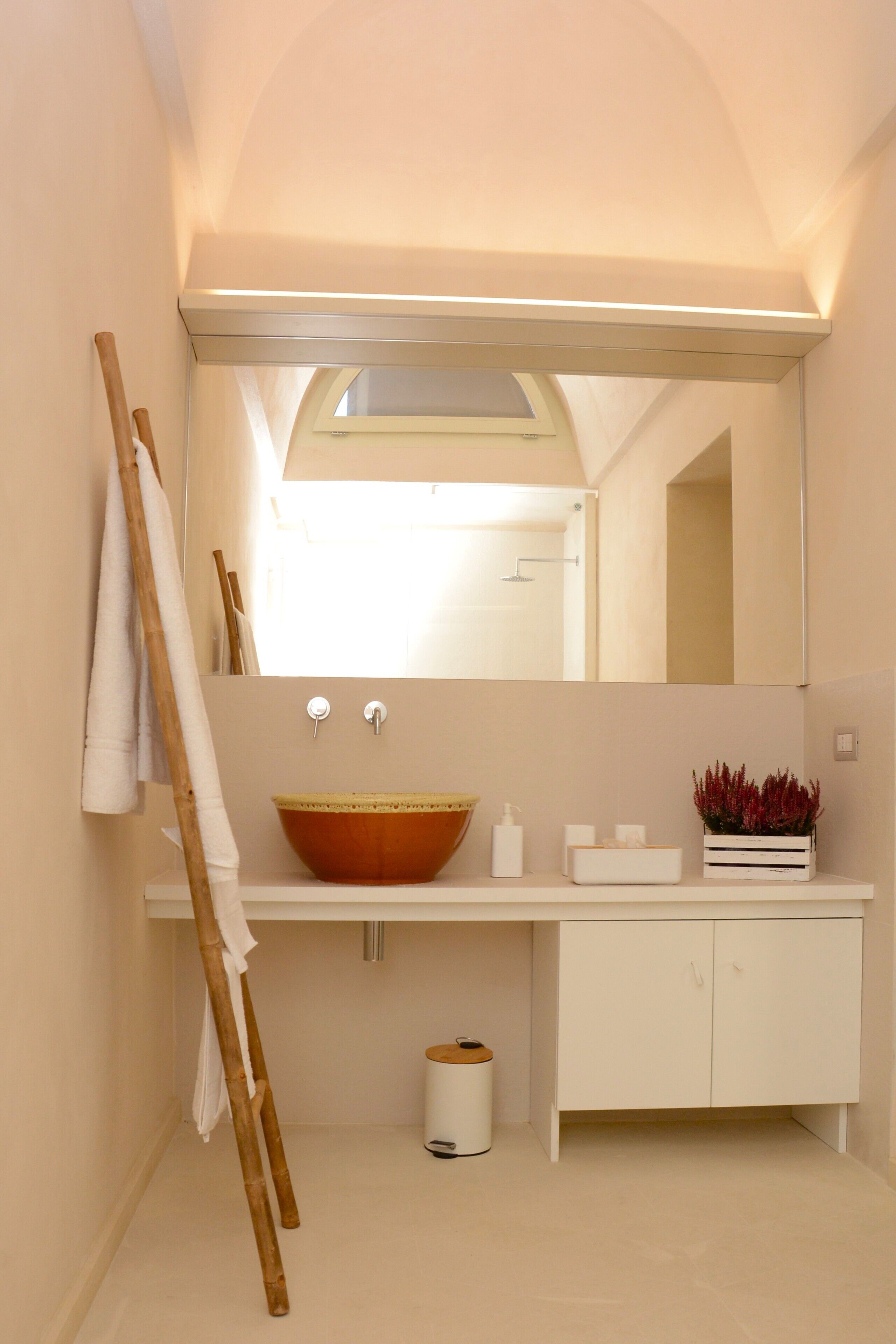 Douche, articles de toilette gratuits, sèche-cheveux