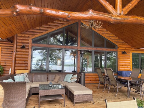 “The View on Gull” Spacious 4-bedroom plus loft house with 100’ on Gull Lake