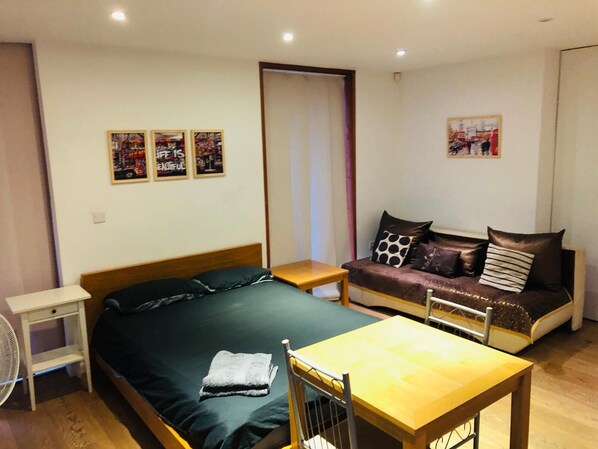 1 dormitori, planxa i posts de planxar, wifi i roba de llit 