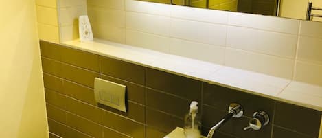 Dusche, Haartrockner, Handtücher, Toilettenpapier