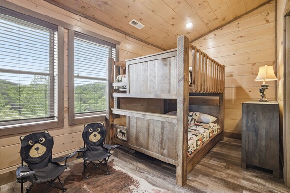 6 bedrooms, desk, iron/ironing board, free WiFi