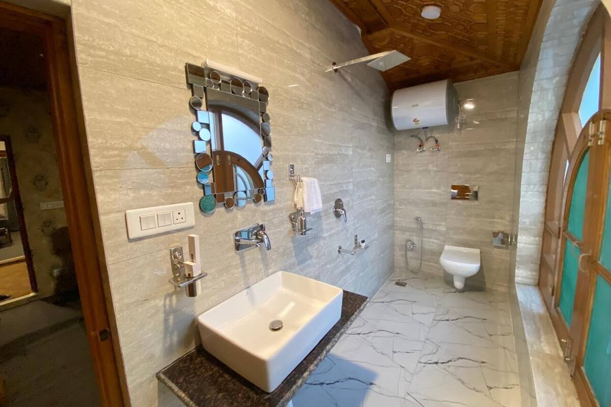 Superior Tek Büyük Yataklı Oda | Banyo | Duş, terlik, havlu, sabun