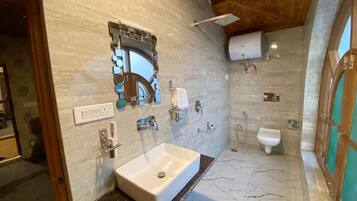 Superior Double Room | Bathroom | Shower, slippers, towels, soap