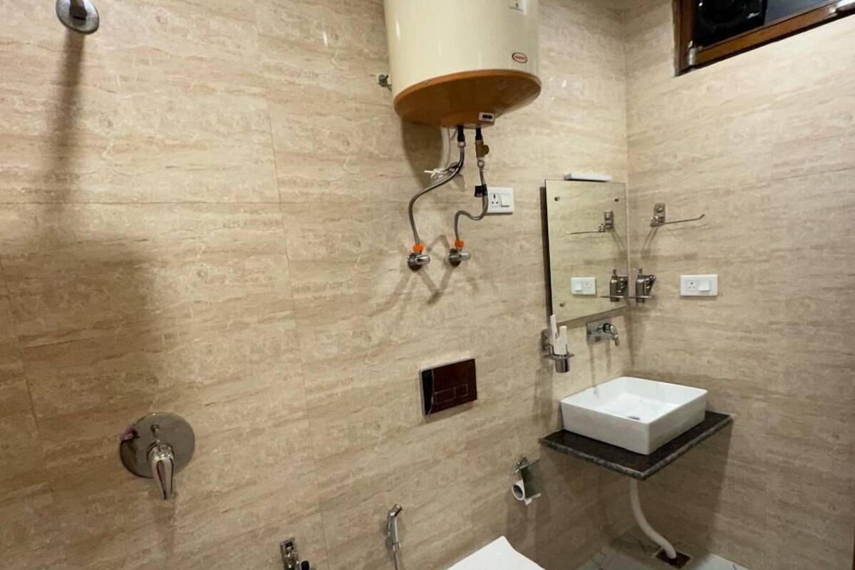 Deluxe Tek Büyük Yataklı Oda | Banyo | Duş, terlik, havlu, sabun