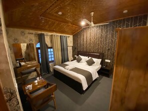 高级双人房 | 高档床上用品、加厚床垫、笔记本电脑工作区、熨斗/熨衣板